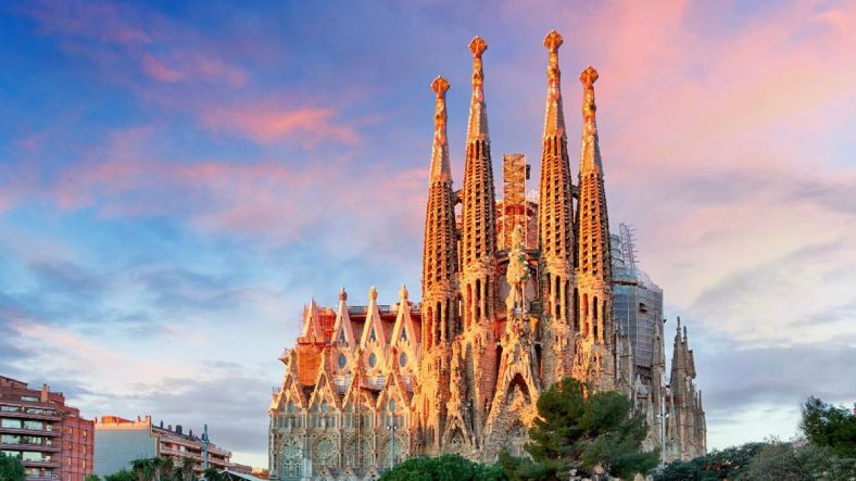 Sagrada Familia Spanyol Mahakarya Gaudi di Barcelona